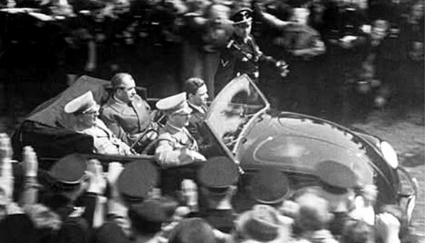 1938 : Robert Ley, Ferdinand Porsche, Adolf Hitler et Ferry Porsche au volant de la Volkswagen