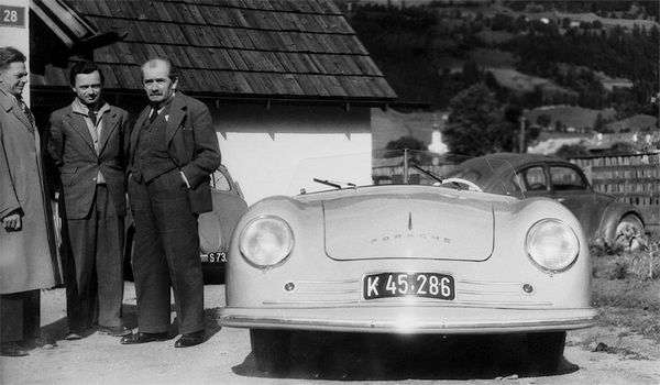 Ferry et Ferdinand Porsche devant le proto 356
